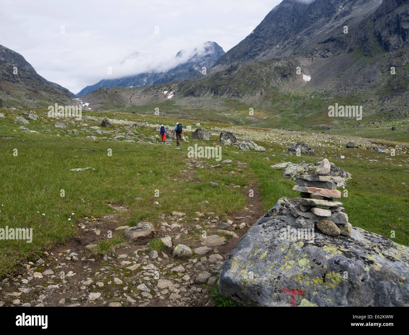 Deux randonneurs entrant dans Svartdalen le col de montagne dans le parc national de Jotunheimen de il en Norvège, sentier à travers matériel moraine Banque D'Images