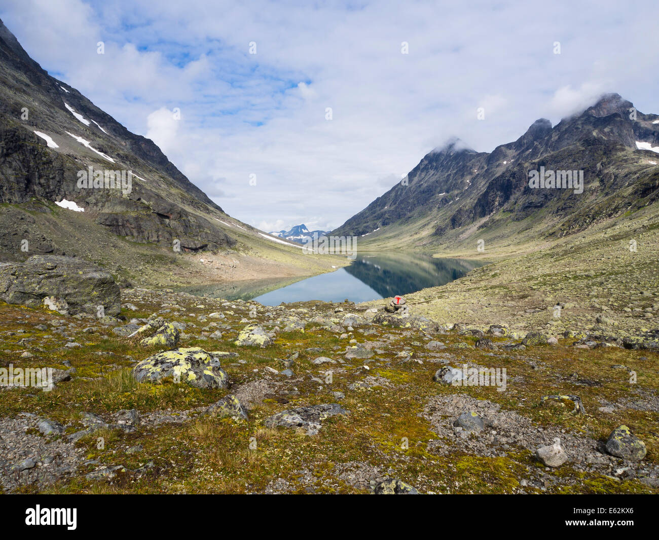 Il Svartdalen dans un col de montagne Parc national de Jotunheimen en Norvège, aride paysage alpin avec T-sentier marqué et le lac Banque D'Images