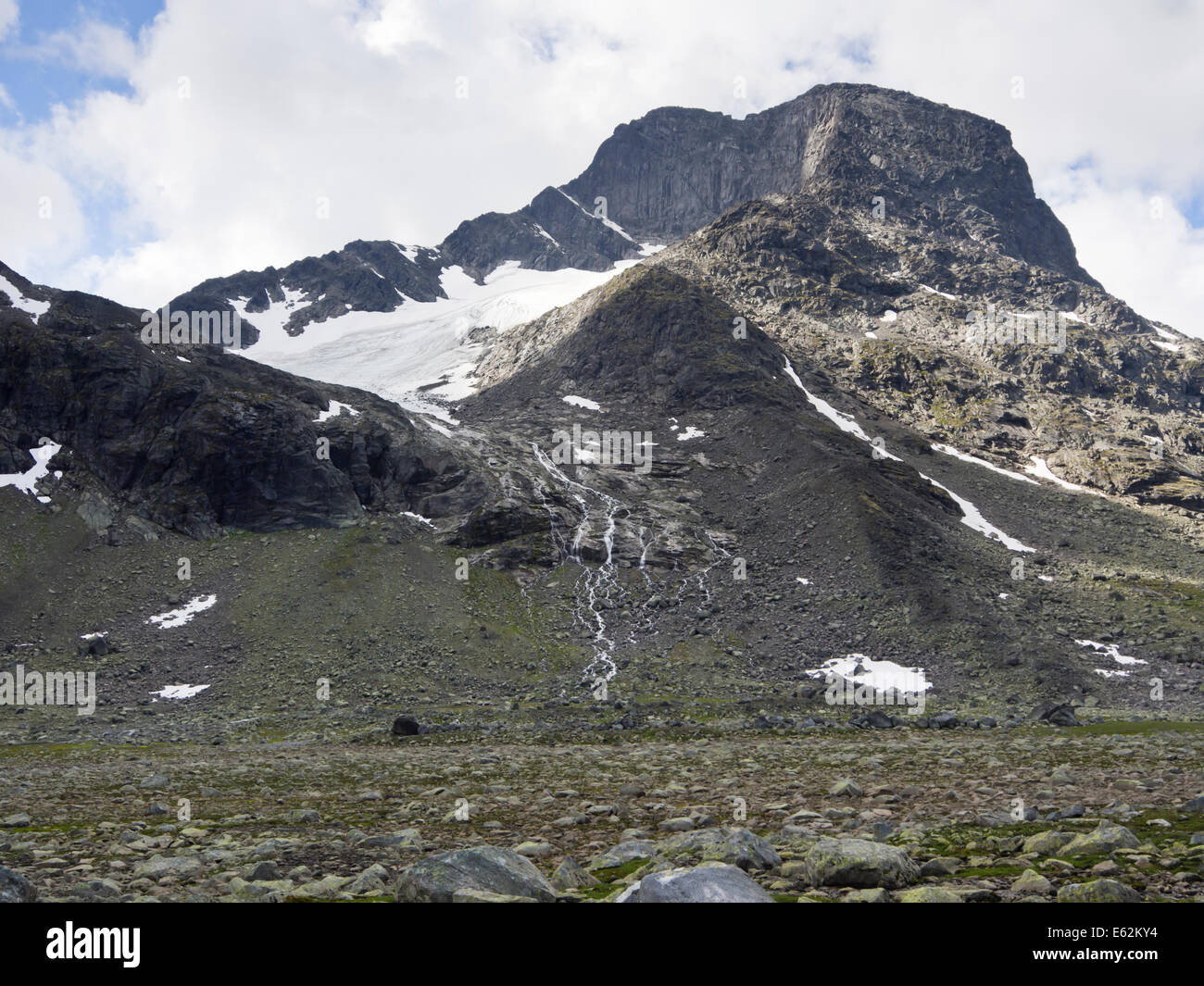 Montagne Glacier vu de la randonnée à travers la vallée de Svartdalen, haut col de montagne, le parc national de Jotunheimen Norvège Banque D'Images