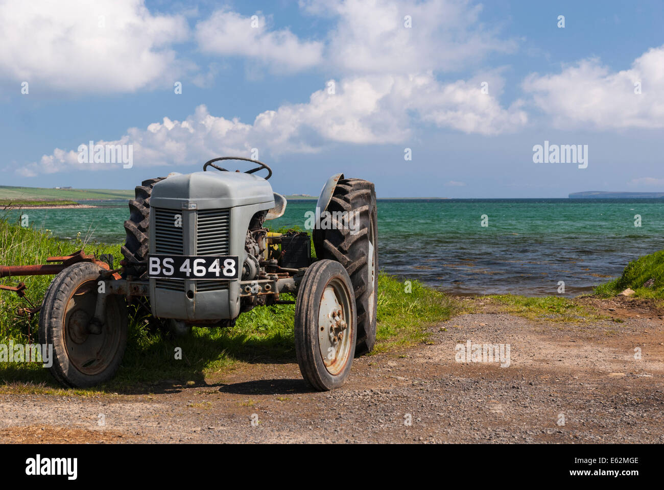 Un tracteur Ferguson à30 par la mer à Orkney Ecosse Banque D'Images