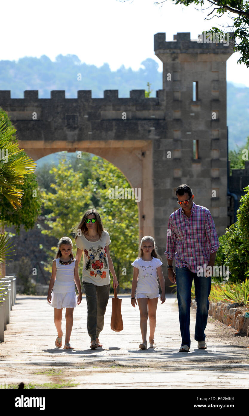 Les rois d'Espagne Felipe et Letizia, avec leurs filles Leonor et Sofia, visitez Raixa, à Majorque pendant les vacances en 2014 Banque D'Images