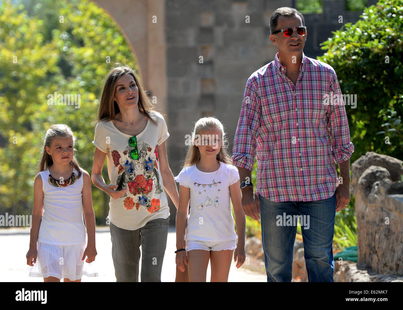 Les rois d'Espagne Felipe et Letizia, avec leurs filles Leonor et Sofia, visitez Raixa, à Majorque pendant les vacances en 2014 Banque D'Images