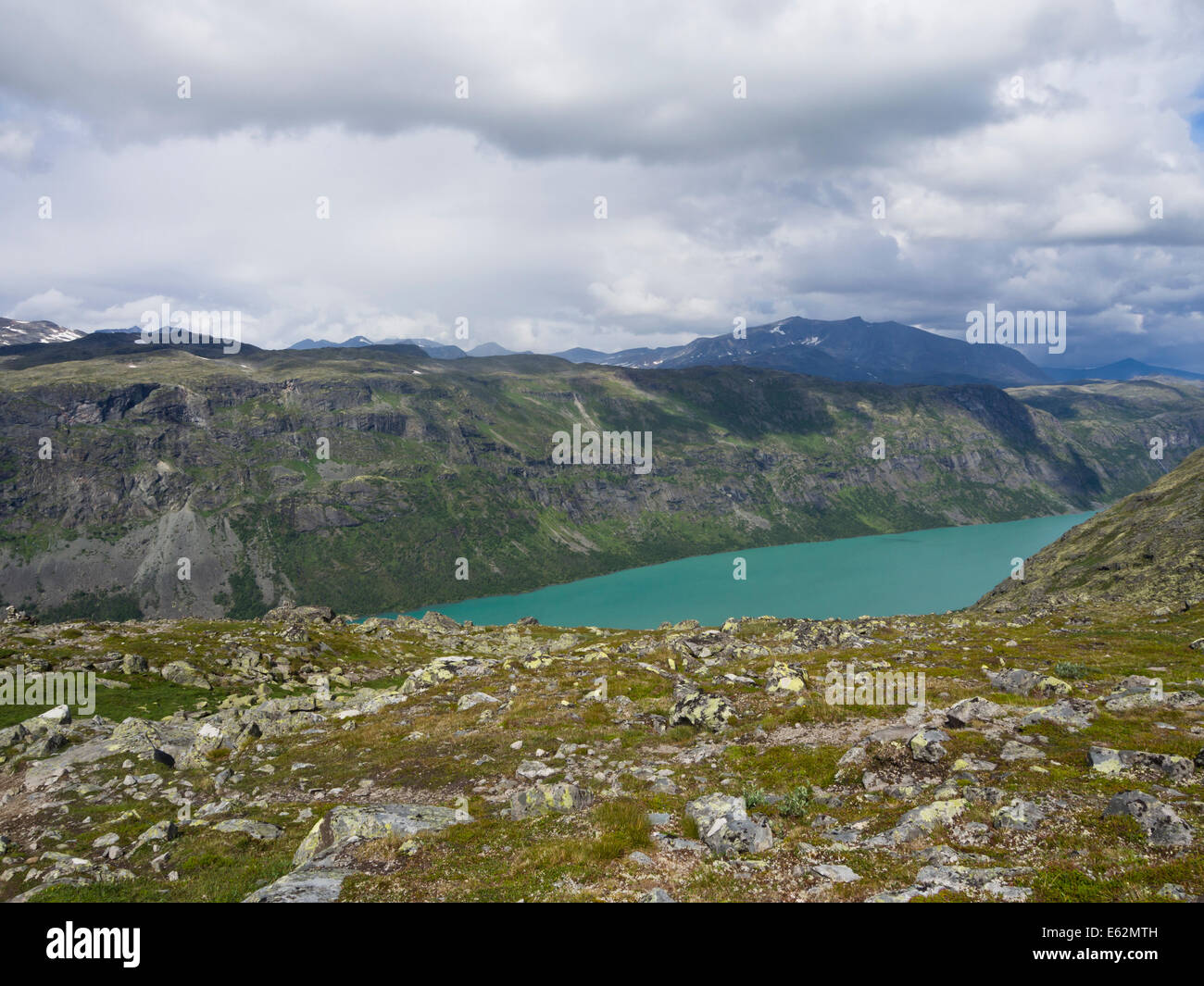 Le parc national de Jotunheimen Norvège, regardant vers le bas au lac Gjende vers Bukkelegeret Svartdalen de mountain pass Banque D'Images