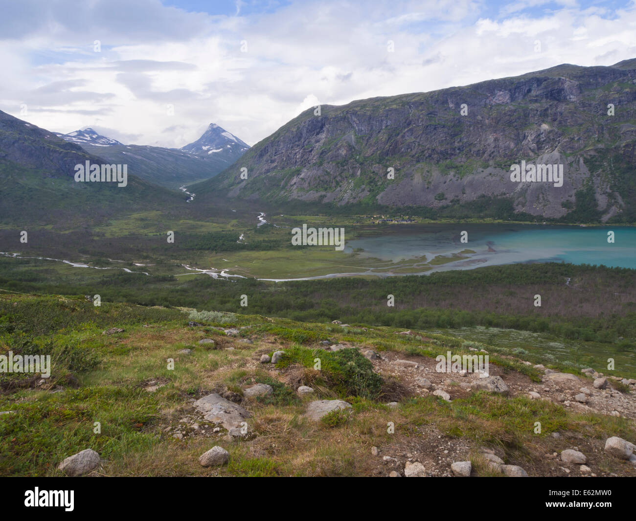 Le parc national de Jotunheimen Norvège, regardant vers le bas au lac Gjende et Svartdalen Gjendebu lodge de mountain pass Banque D'Images