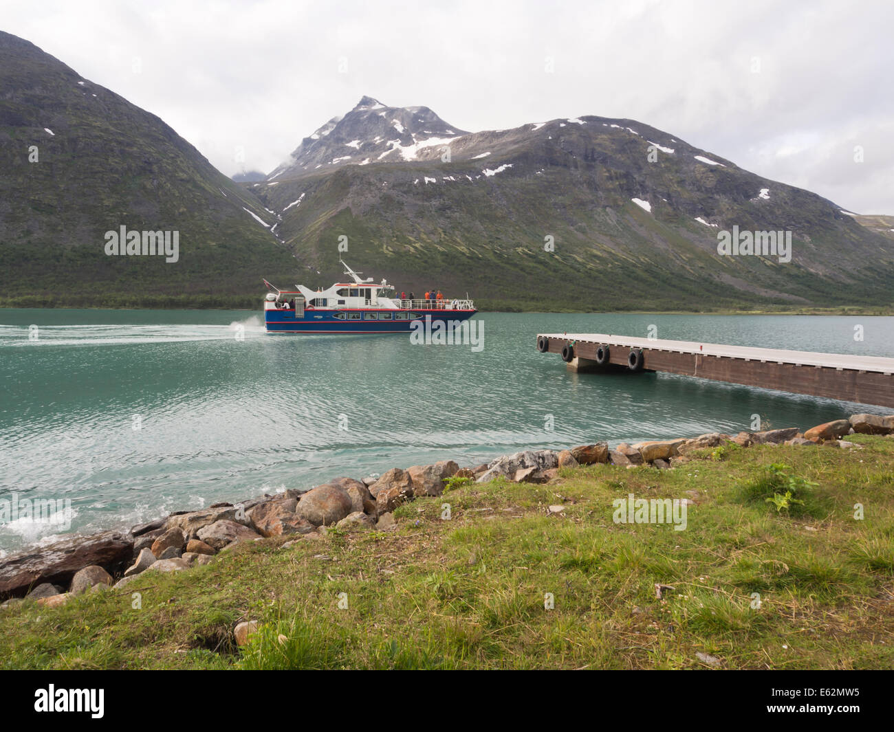 Bateau à passagers transportant les randonneurs au coeur de parc national de Jotunheimen Norvège sur le lac Gjende Banque D'Images