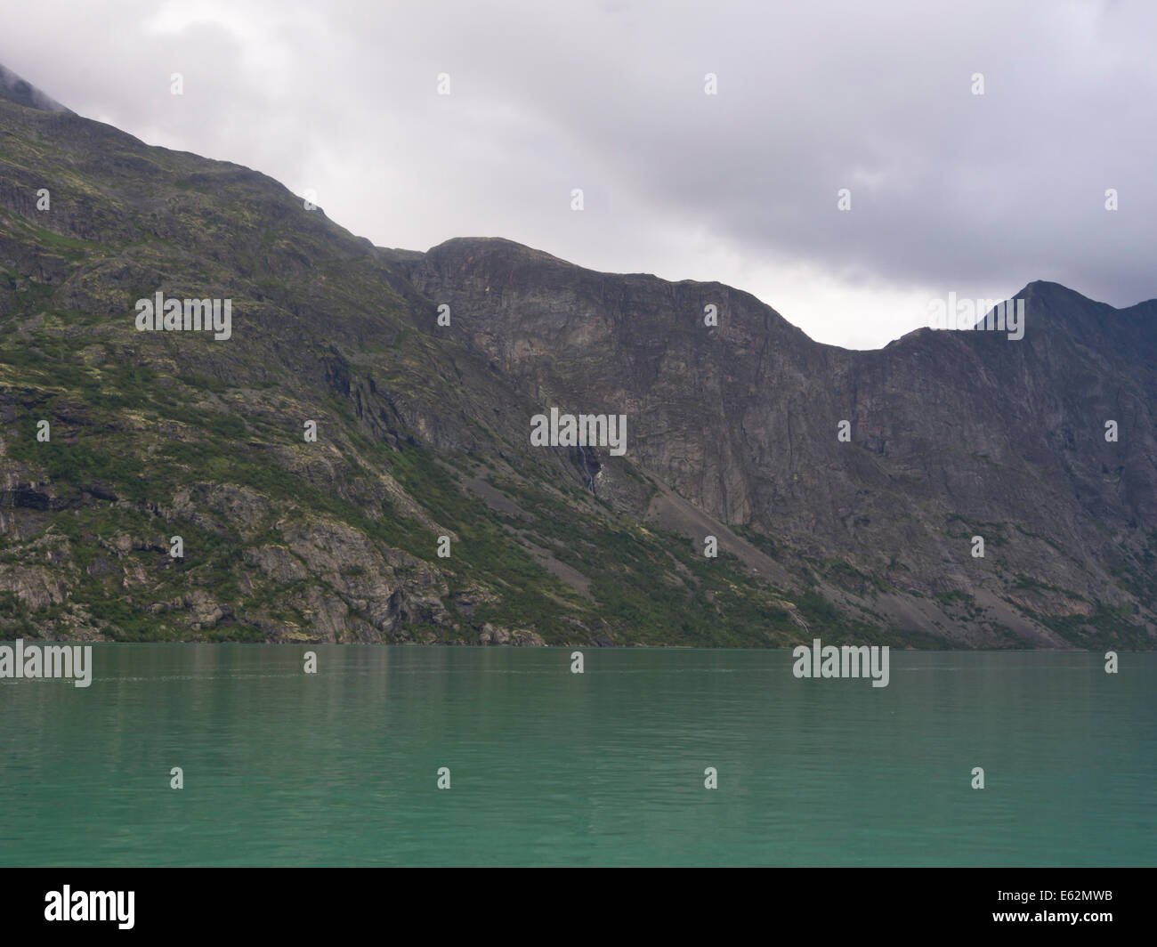 Lac Gjende Jotunheimen en Norvège, presque une montagne fjord avec côtés abrupts, le célèbre Besseggen randonnée pédestre au-dessus Banque D'Images