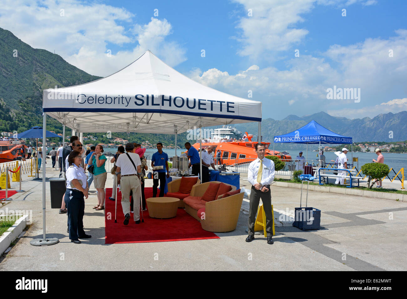 Deux compagnies de croisière sur les passagers de retour de l'aide de l'équipage de la jetée de la rive des excursions à bord des navires de croisière à offres off shore de la baie de Kotor, Monténégro Banque D'Images
