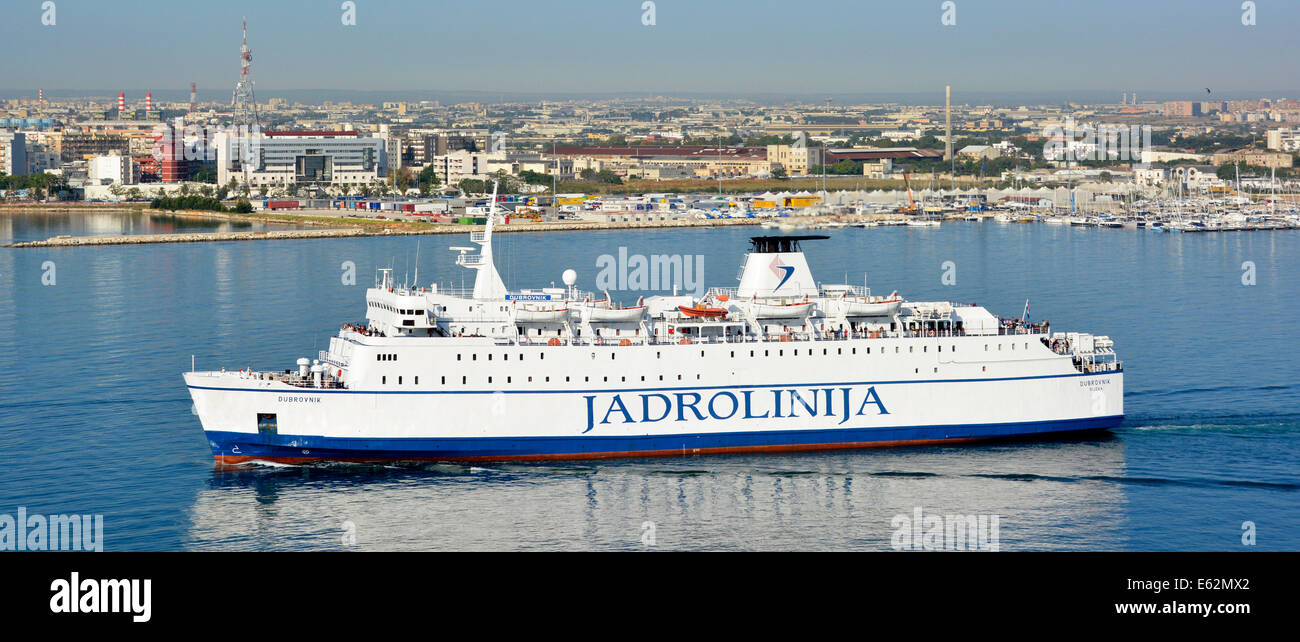 Jadrolinija 'Dubrovnik' croato bateau arriver au port de Bari avec bord de  l'au-delà Photo Stock - Alamy