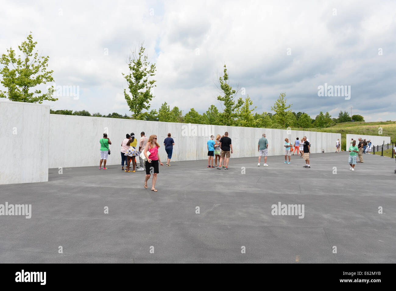 SHANKSVILLE, Pennsylvanie - JUILLET 18-2014 : Les Visiteurs observer affiche avec des noms au Mémorial National de 93 l'extérieur de Shanksville, PA wh Banque D'Images