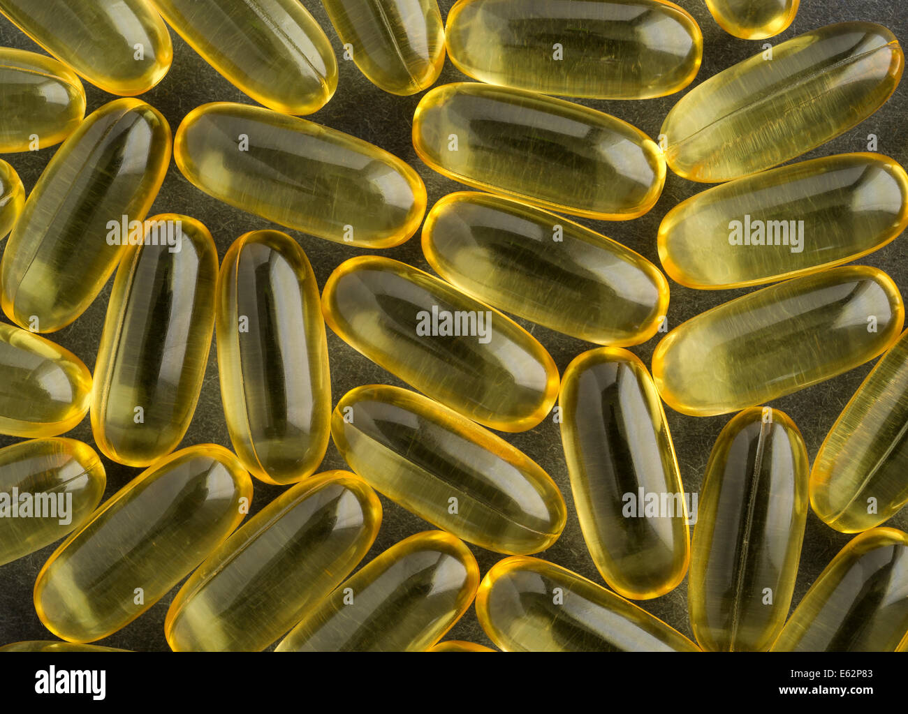 Une vue très étroite de l'huile de foie de morue capsules sur un fond sombre. Banque D'Images