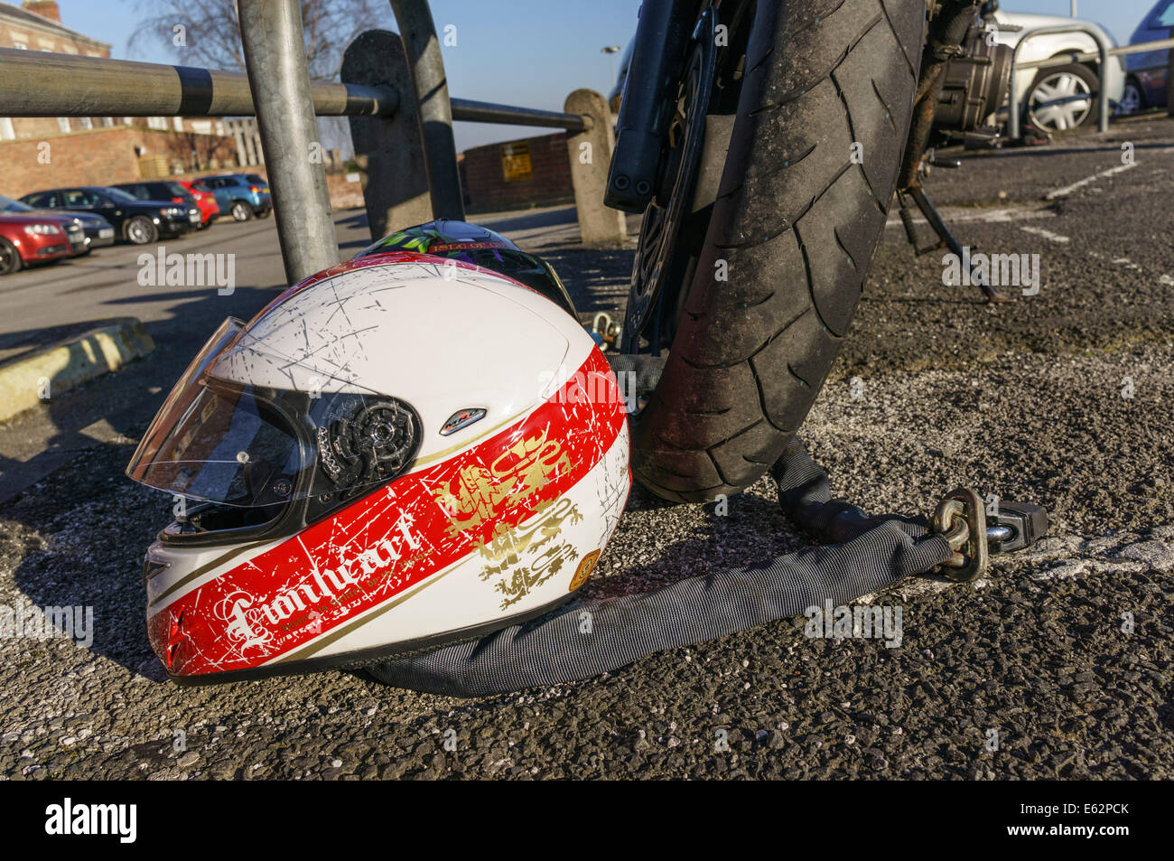 La prévention du vol de moto - casque et enchaîné à vélo sécurité  stationnement Photo Stock - Alamy
