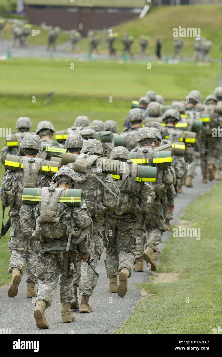 West Point, New York, USA. 12e Août, 2014. De retour de mars nouveaux cadets de la caserne de la bête au Camp Buckner à l'Académie militaire de West Point, New York. La 12-mile march retour à West Point a marqué la fin de la formation de base des cadets pour la classe de 2018. Crédit : Tom Bushey/ZUMA/Alamy Fil Live News Banque D'Images West Point, New York, USA. 12e Août, 2014. De retour de mars nouveaux cadets de la caserne de la bête au Camp Buckner à l'Académie militaire de West Point, New York. La 12-mile march retour à West Point a marqué la fin de la formation de base des cadets pour la classe de 2018. Crédit : Tom Bushey/ZUMA/Alamy Fil Live News Banque D'Images