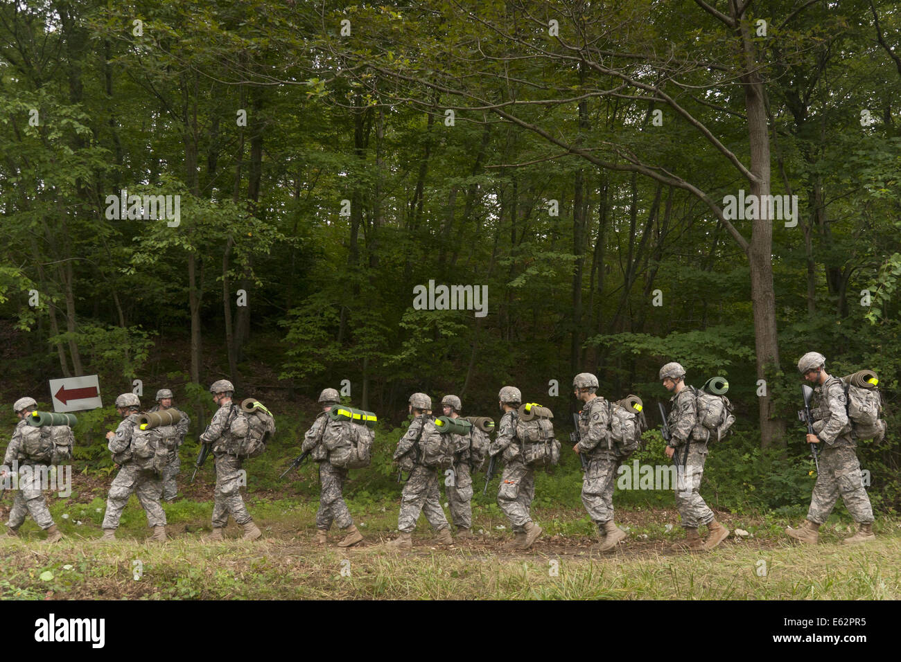 West Point, New York, USA. 12e Août, 2014. De retour de mars nouveaux cadets de la caserne de la bête au Camp Buckner à l'Académie militaire de West Point, New York. La 12-mile march retour à West Point a marqué la fin de la formation de base des cadets pour la classe de 2018. Crédit : Tom Bushey/ZUMA/Alamy Fil Live News Banque D'Images West Point, New York, USA. 12e Août, 2014. De retour de mars nouveaux cadets de la caserne de la bête au Camp Buckner à l'Académie militaire de West Point, New York. La 12-mile march retour à West Point a marqué la fin de la formation de base des cadets pour la classe de 2018. Crédit : Tom Bushey/ZUMA/Alamy Fil Live News Banque D'Images