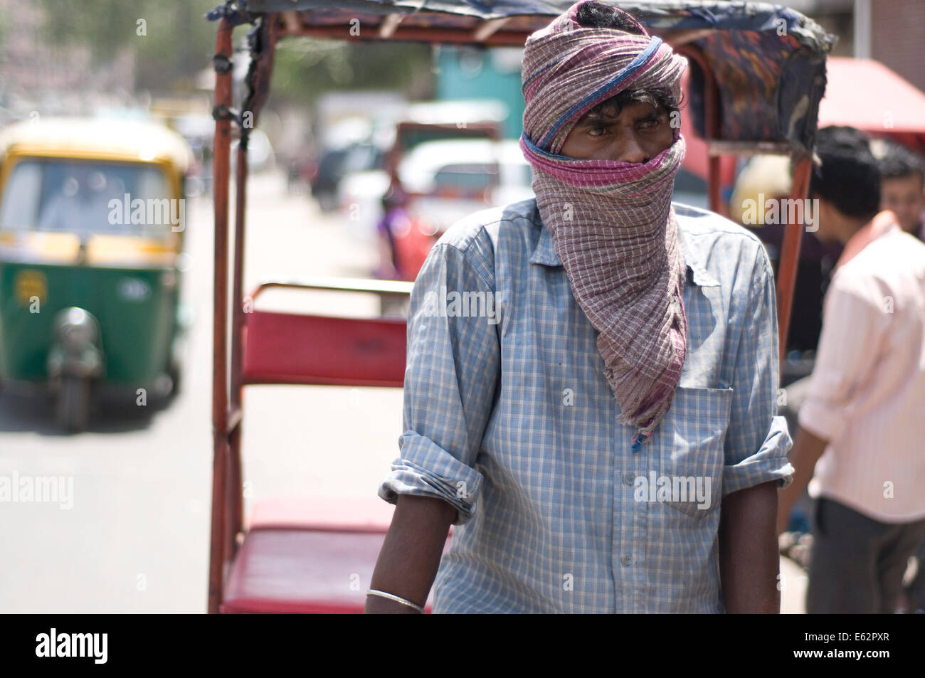 Une longue journée de travail sur un cycle rickshaw à Delhi, Inde Banque D'Images