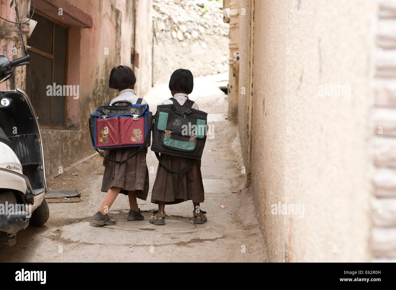 Sœurs à pied à la maison de l'école à Rishikesh, Inde Banque D'Images