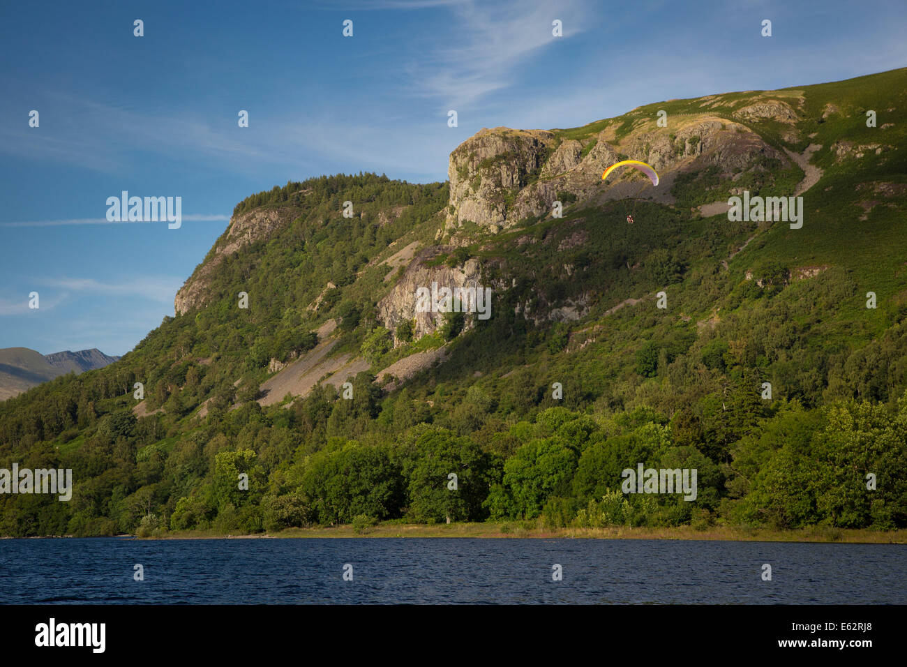 Deltaplane sur Derwentwater, Lake District, Cumbria, Angleterre Banque D'Images