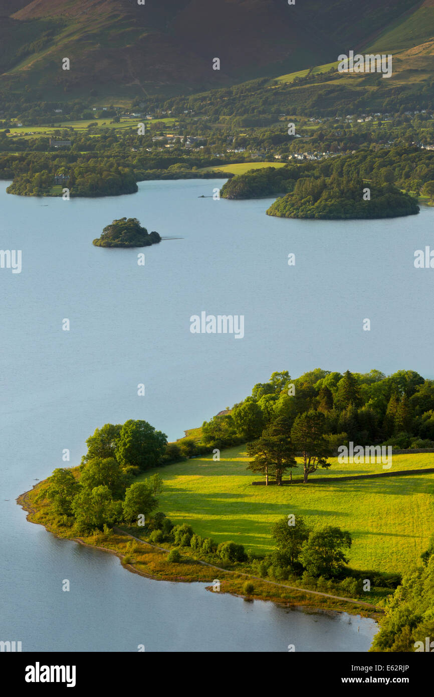 Avis sur Derwentwater avec ville de Keswick, au-delà de la région du Lake District, Cumbria, Angleterre Banque D'Images