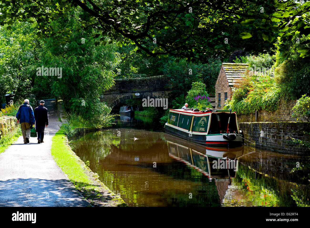 Le petit canal à Huddersfield à Uppermill, Bellevue, West Yorkshire, England UK Banque D'Images