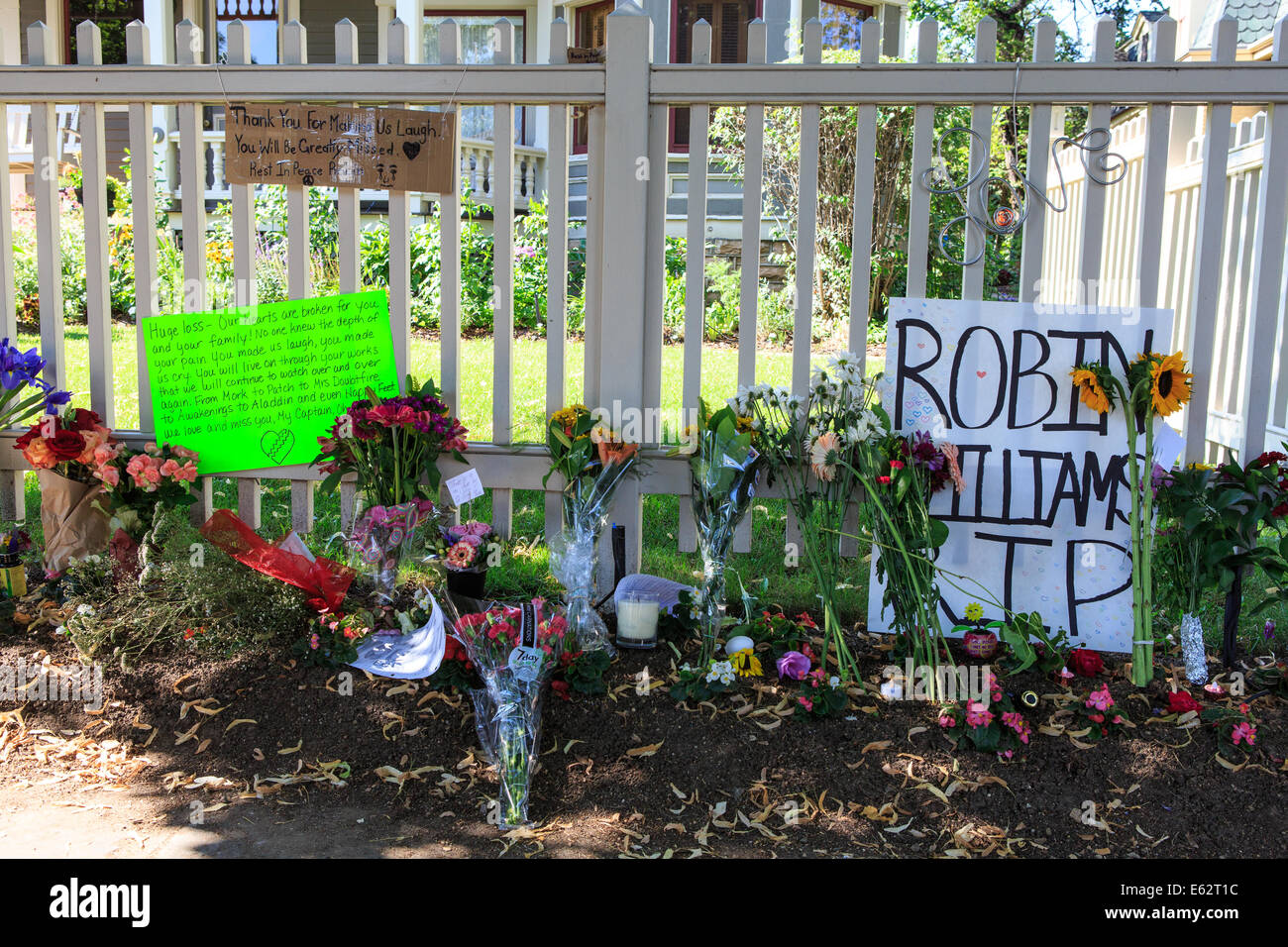 Boulder, Colorado, USA. 12 août 2014. Fans de l'acteur et comédien Robin Williams rend hommage à la Boulder home utilisé comme l'extérieur de l'ensemble de la série Mork & Mindy situé au 1619, rue Pine à Boulder au Colorado, USA. Williams a lancé sa carrière en jouant un étranger nommé Mork de la planète Ork de 1978 à 1982. (C) Ed Endicott/Alamy Live News Banque D'Images