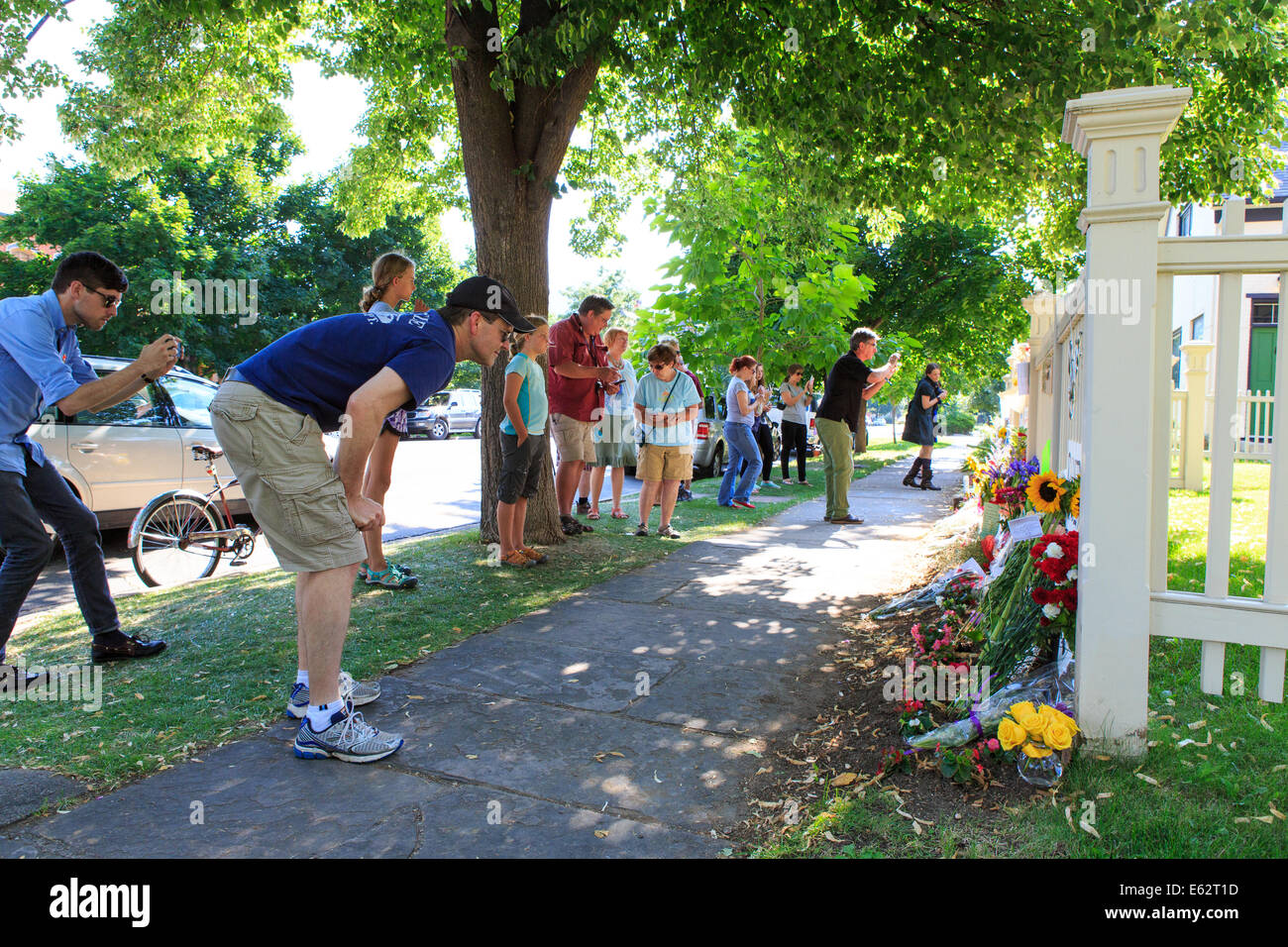 Boulder, Colorado, USA. 12 août 2014. Fans de l'acteur et comédien Robin Williams rend hommage à la Boulder home utilisé comme l'extérieur de l'ensemble de la série Mork & Mindy situé au 1619, rue Pine à Boulder au Colorado, USA. Williams a lancé sa carrière en jouant un étranger nommé Mork de la planète Ork de 1978 à 1982. (C) Ed Endicott/Alamy Live News Banque D'Images