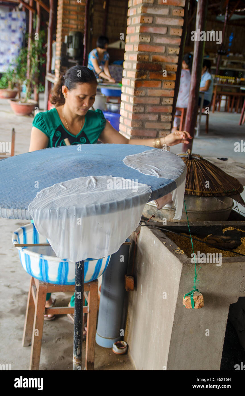 Femme faisant du papier de riz, Delta du Mékong, Vietnam Banque D'Images