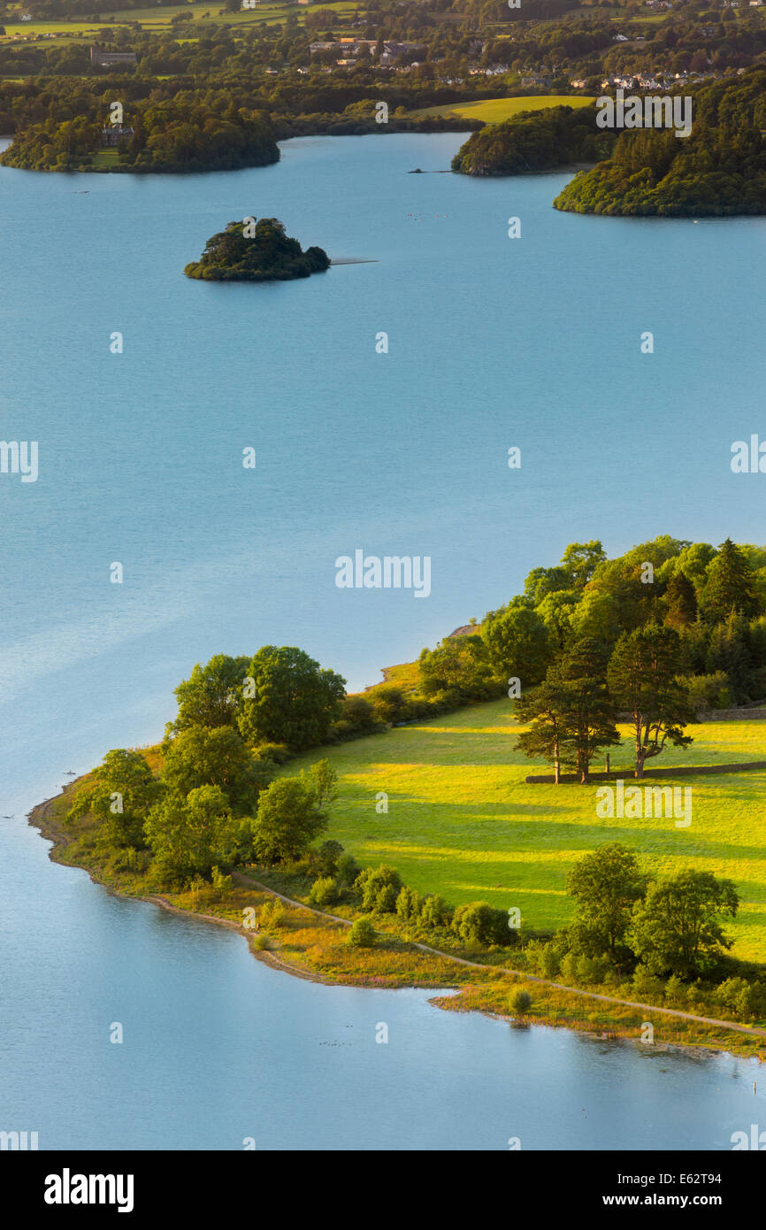 Avis sur Derwentwater avec ville de Keswick, au-delà de la région du Lake District, Cumbria, Angleterre Banque D'Images