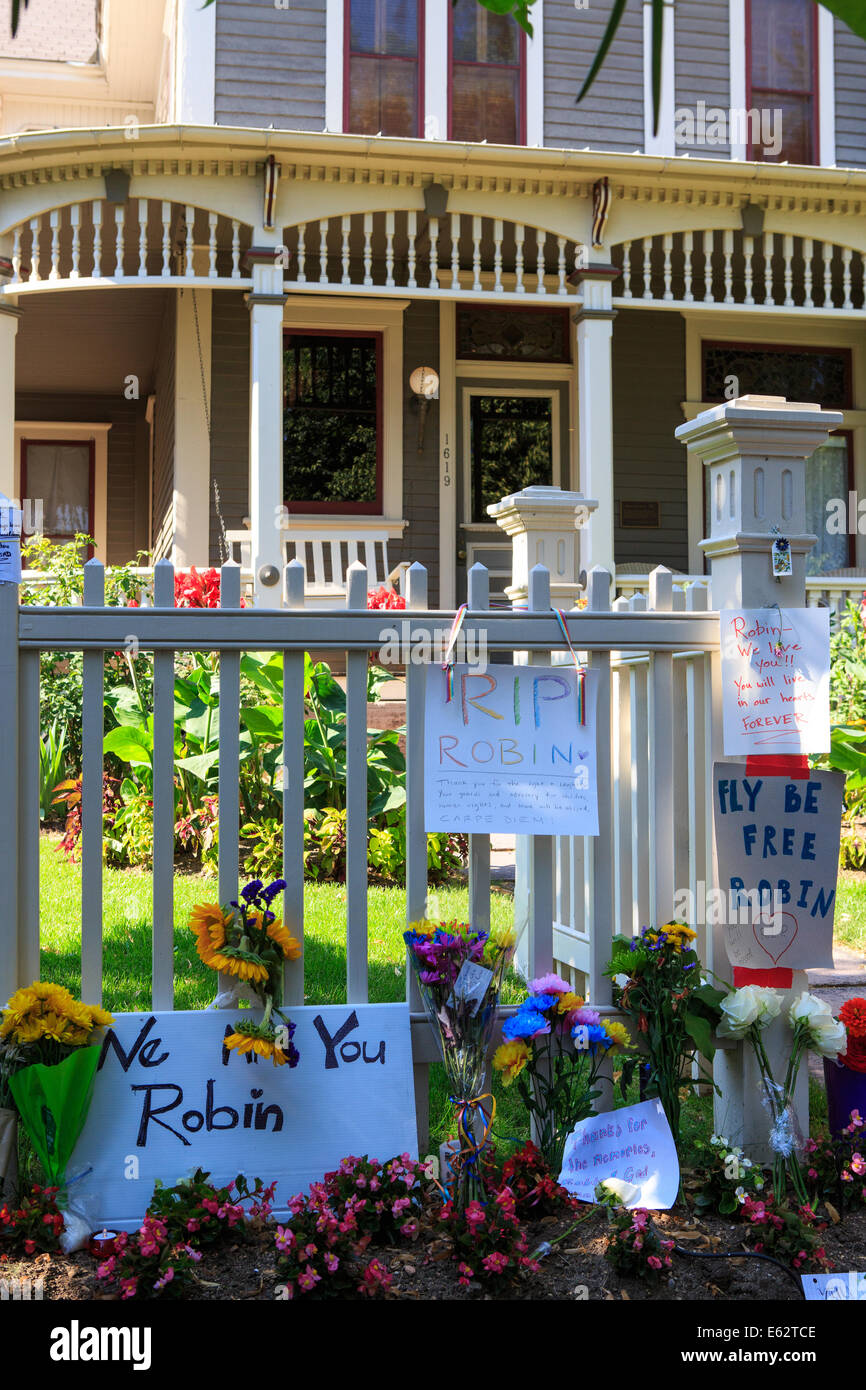 Boulder, Colorado, USA. 12 août 2014. Fans de l'acteur et comédien Robin Williams rend hommage à la Boulder home utilisé comme l'extérieur de l'ensemble de la série Mork & Mindy situé au 1619, rue Pine à Boulder au Colorado, USA. Williams a lancé sa carrière en jouant un étranger nommé Mork de la planète Ork de 1978 à 1982. (C) Ed Endicott/Alamy Live News Banque D'Images