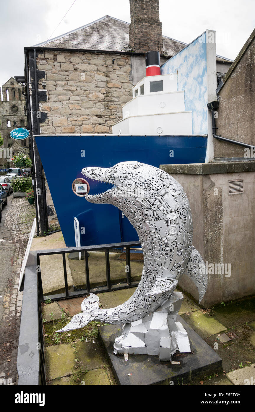 Kelso, Scottish Borders - sculpture de dauphin à l'extérieur de la maison d'Art Gallery. Banque D'Images
