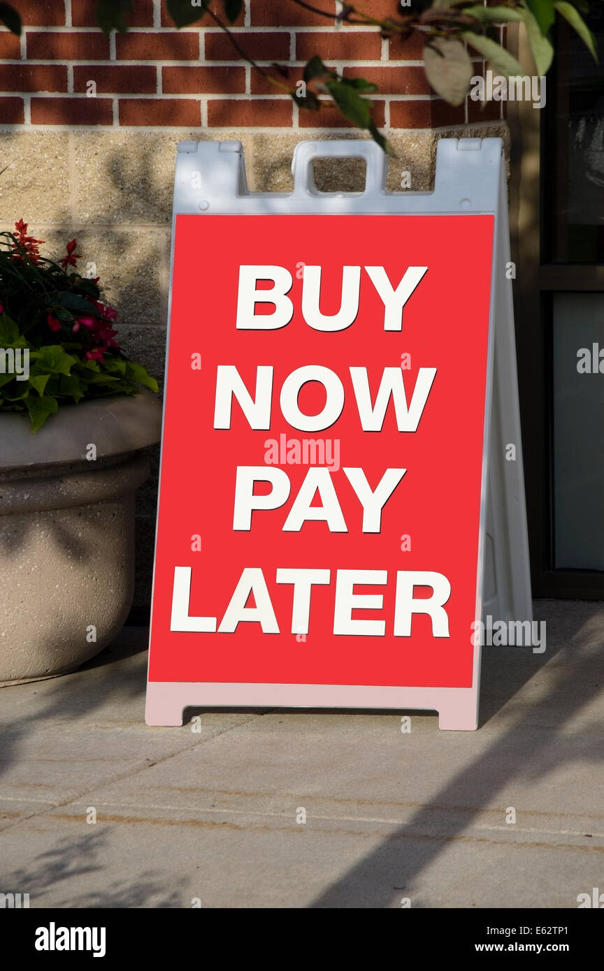 Achetez maintenant, payez plus tard enseigne à l'extérieur d'un magasin de vente au détail Banque D'Images
