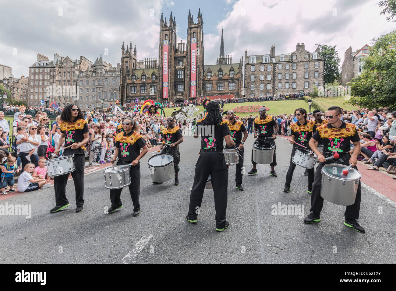 Paris Jazz Festival et défilé de carnaval sur la butte, vieille ville au-delà. Batteurs. Juillet annuel événement avant l'Edinburgh Festival Fringe et démarrer. Banque D'Images