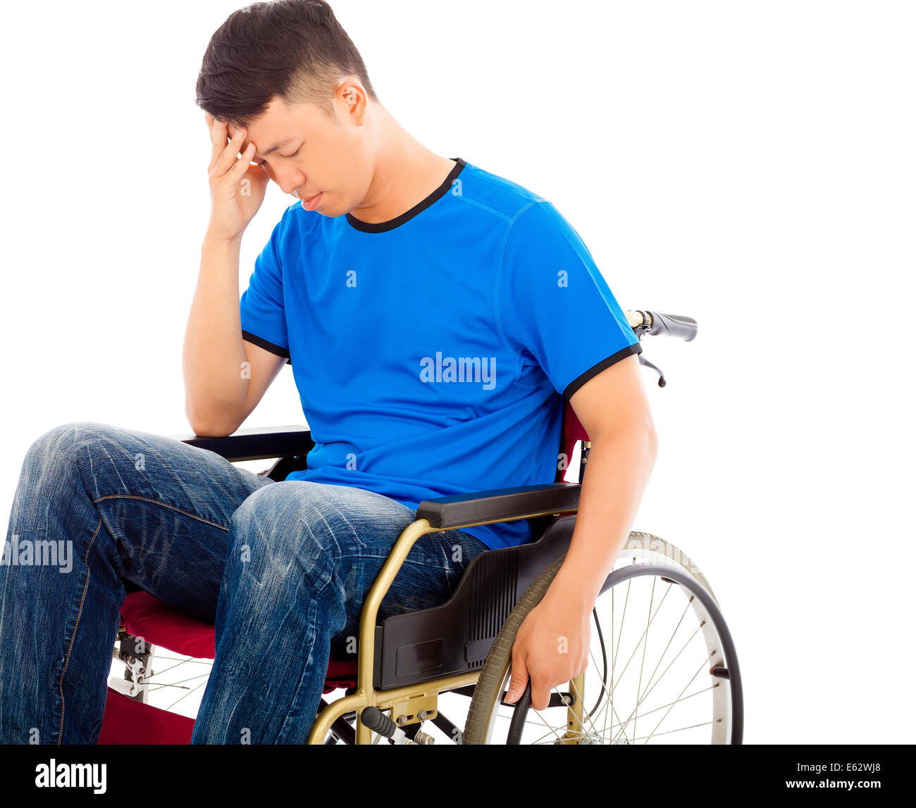 Contrarié homme handicapé assis sur un fauteuil roulant Banque D'Images