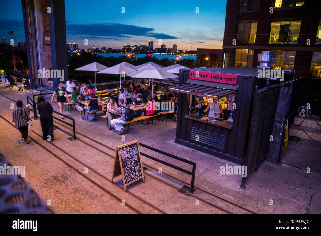 Manhattan, New York. Le Terroir à la véranda bar à vin et mets à emporter sur le parc High Line à la 15e rue et la 10e avenue. Banque D'Images
