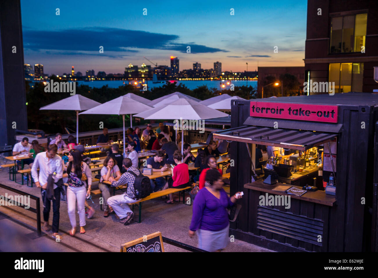 Manhattan, New York. Le Terroir à la véranda bar à vin et mets à emporter sur le parc High Line à la 15e rue et la 10e avenue. Banque D'Images