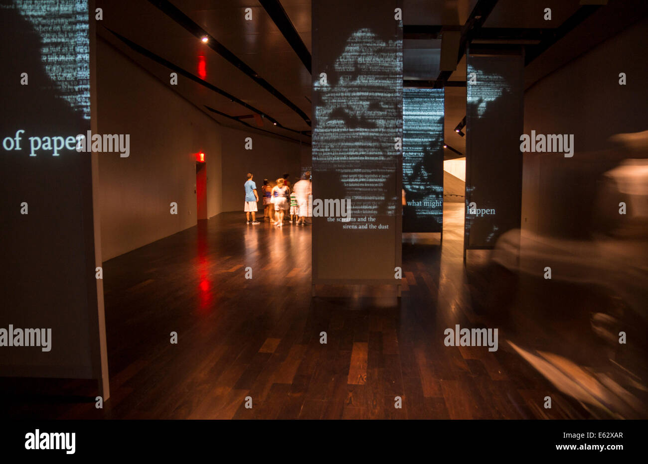 9/11 Museum, Manhattan, New York. Les visiteurs dans le hall d'entrée et d'une exposition expliquant les événements de cette journée. Banque D'Images