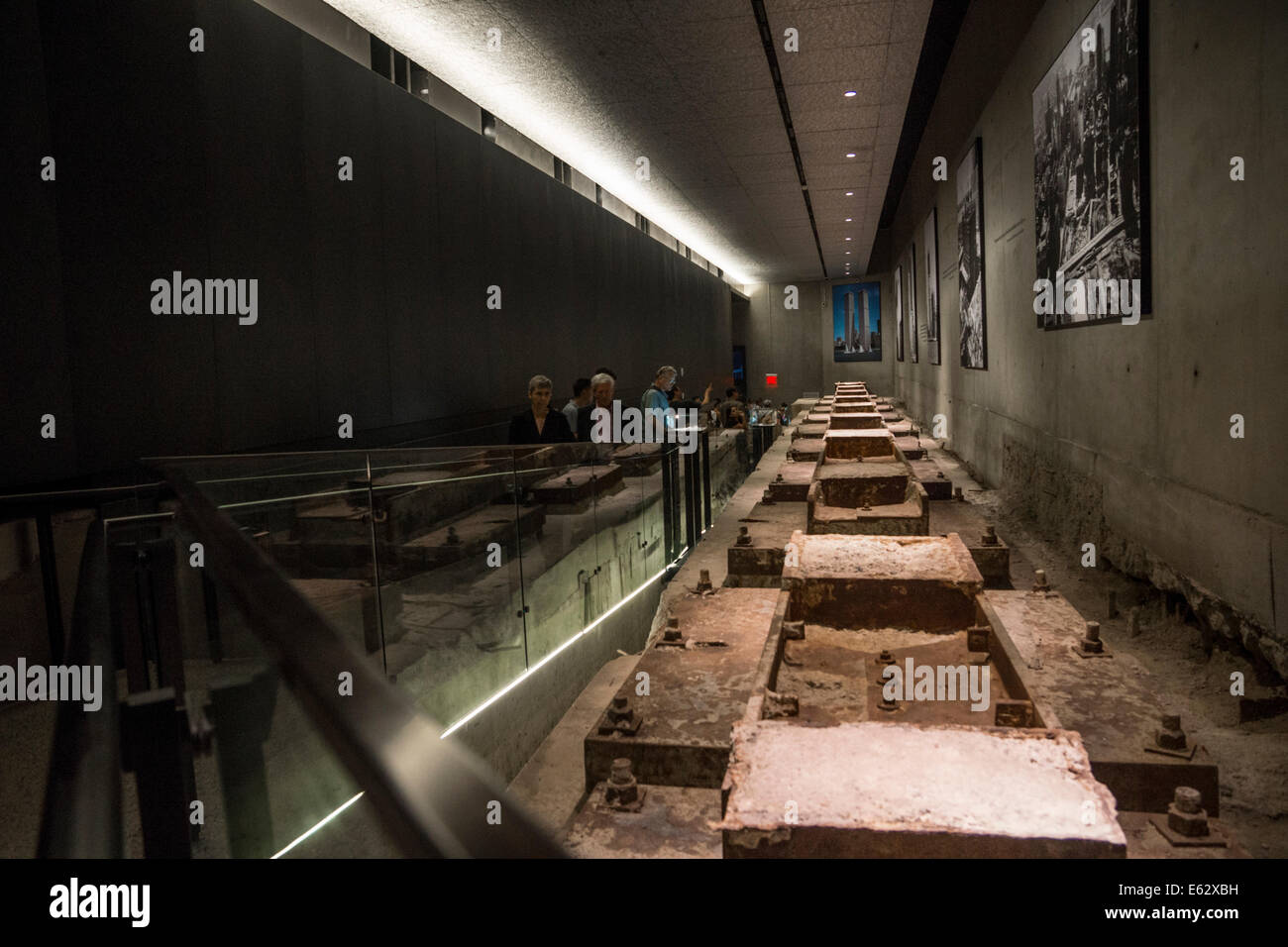 9/11 National Museum, Manhattan, New York. Les visiteurs passent Banque D'Images