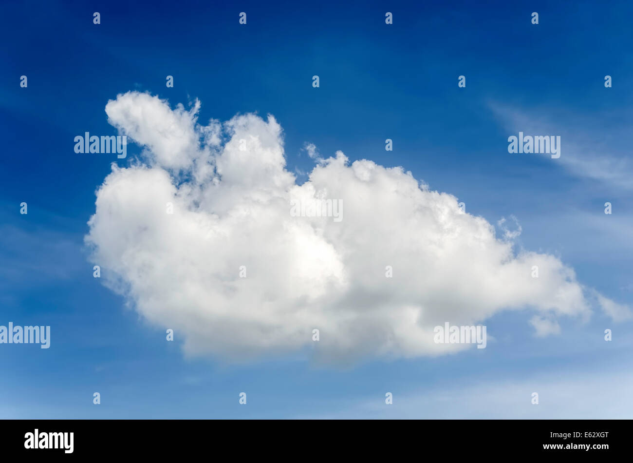 Les cirrus Cumulus sur fond de ciel bleu Banque D'Images