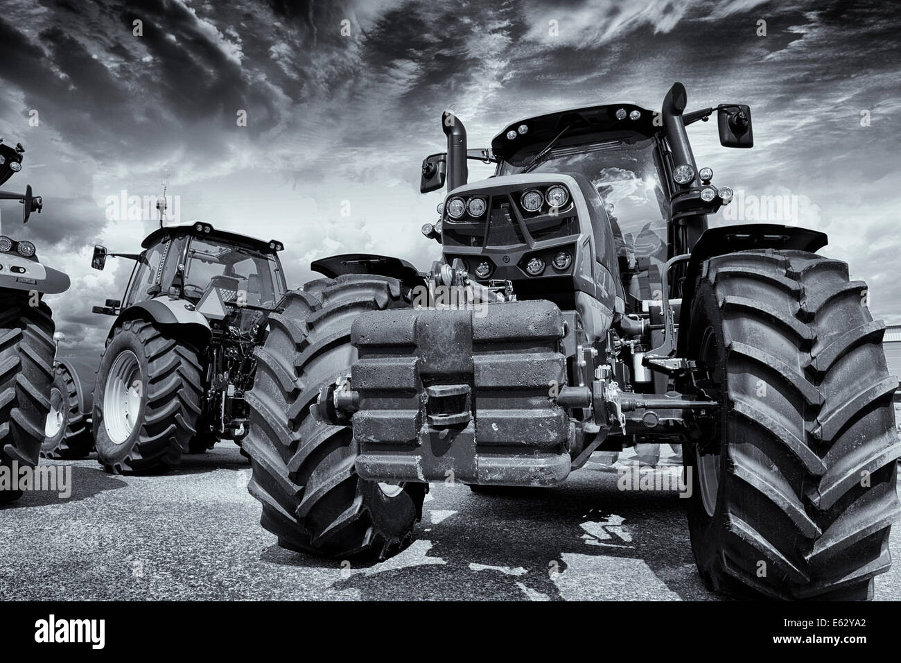 Tracteurs géants et les pneus on line-up Banque D'Images