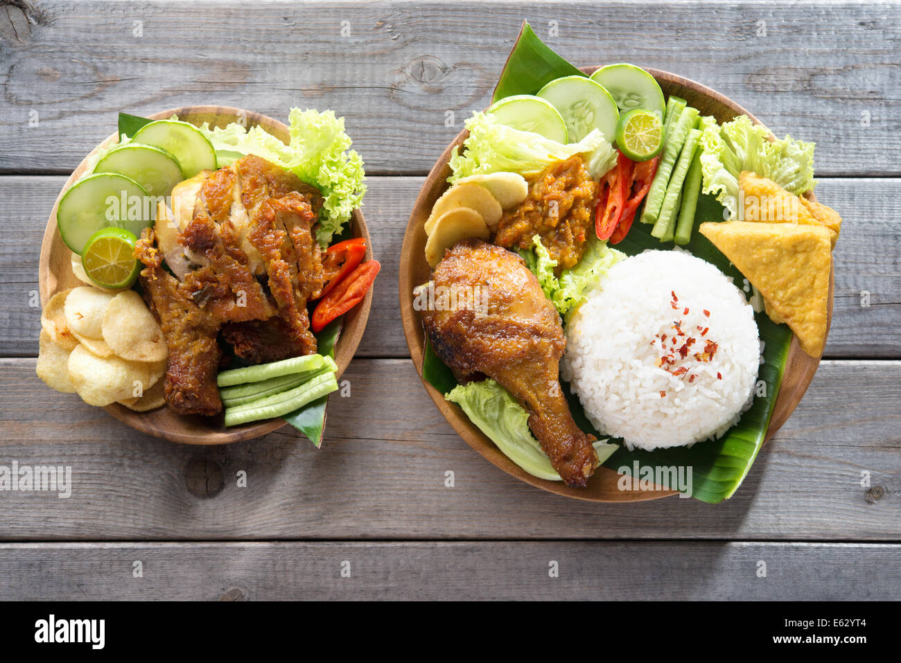 Traditionnel indonésien célèbre l'alimentation. Délicieux nasi ayam penyet avec le sambal belacan. Poulet frit du riz. Banque D'Images