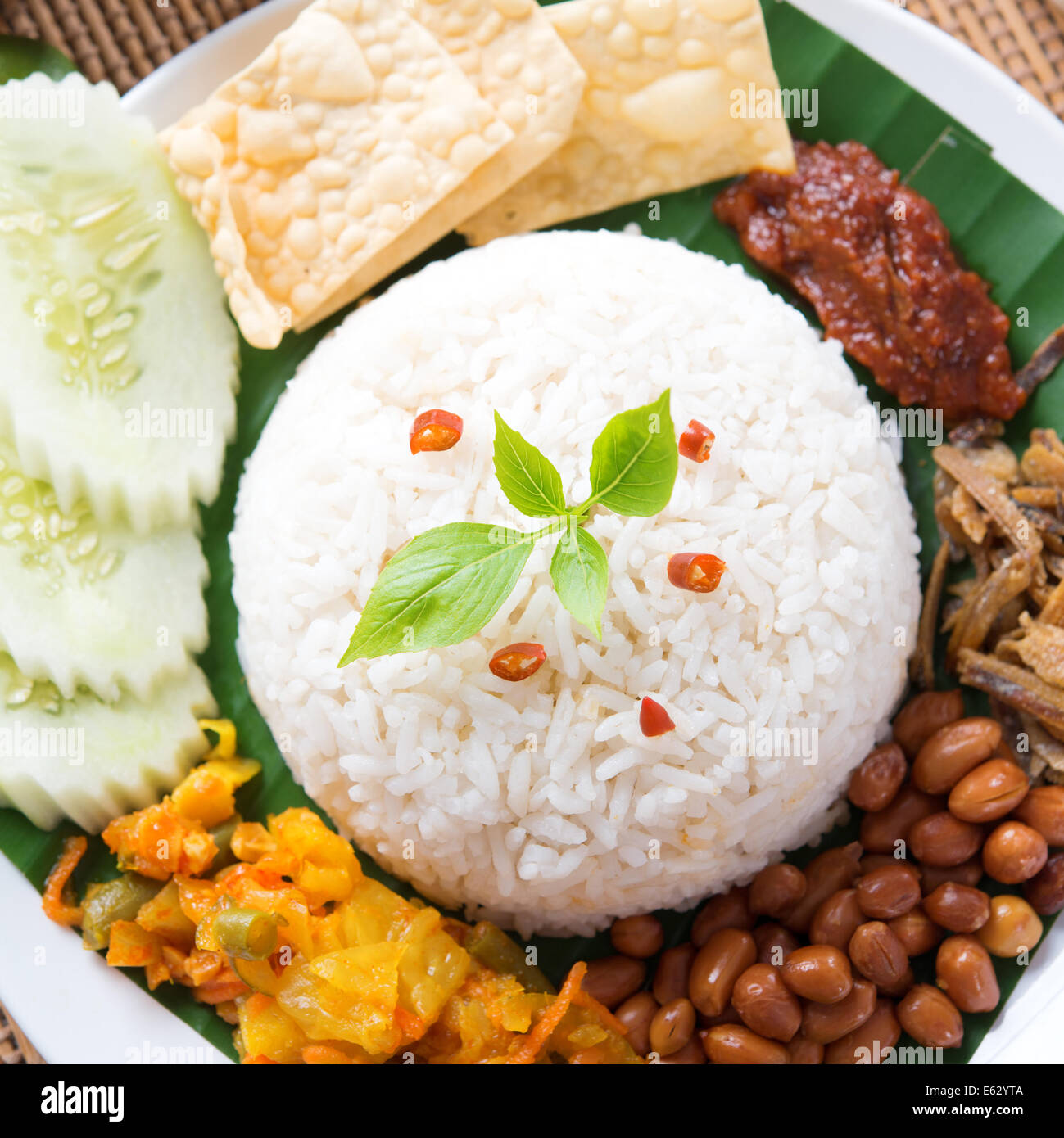 Nasi lemak, une pâte de curry malais traditionnel plat de riz servi sur une feuille de bananier Banque D'Images