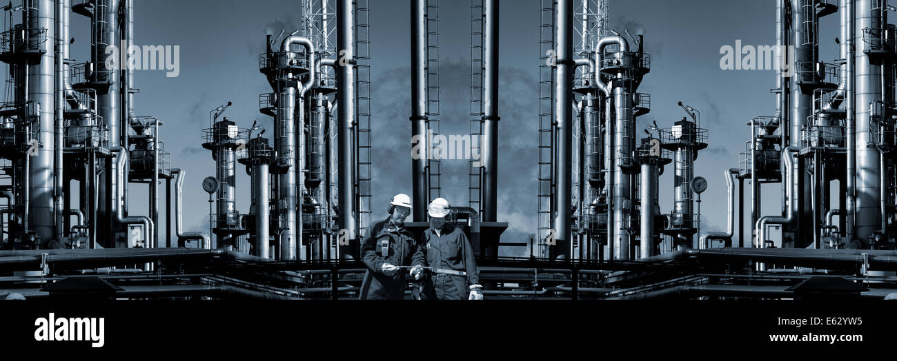 Raffinerie de pétrole et de gaz avec les travailleurs Banque D'Images