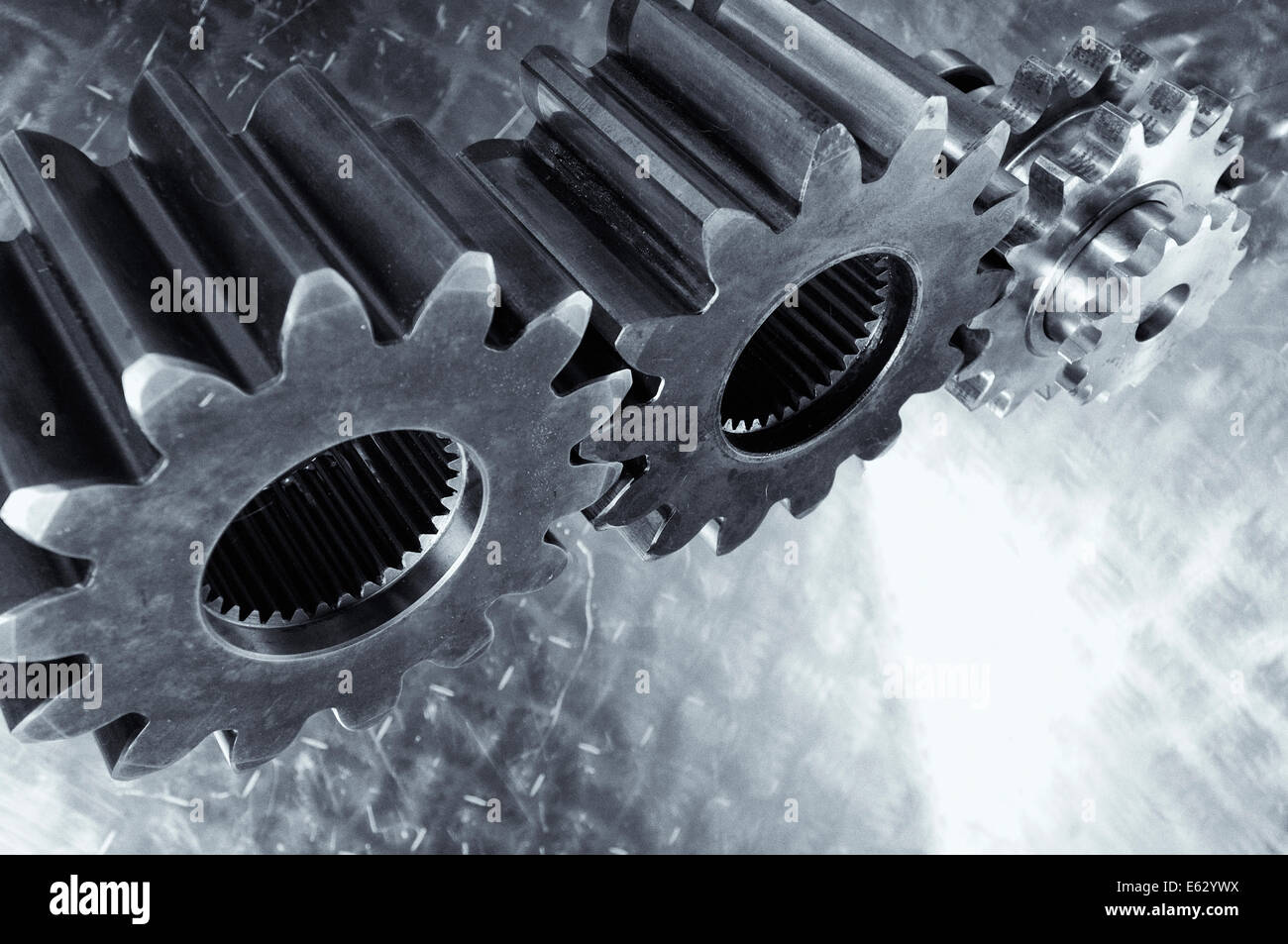 Grandes roues dentées aluminium titane contre Banque D'Images