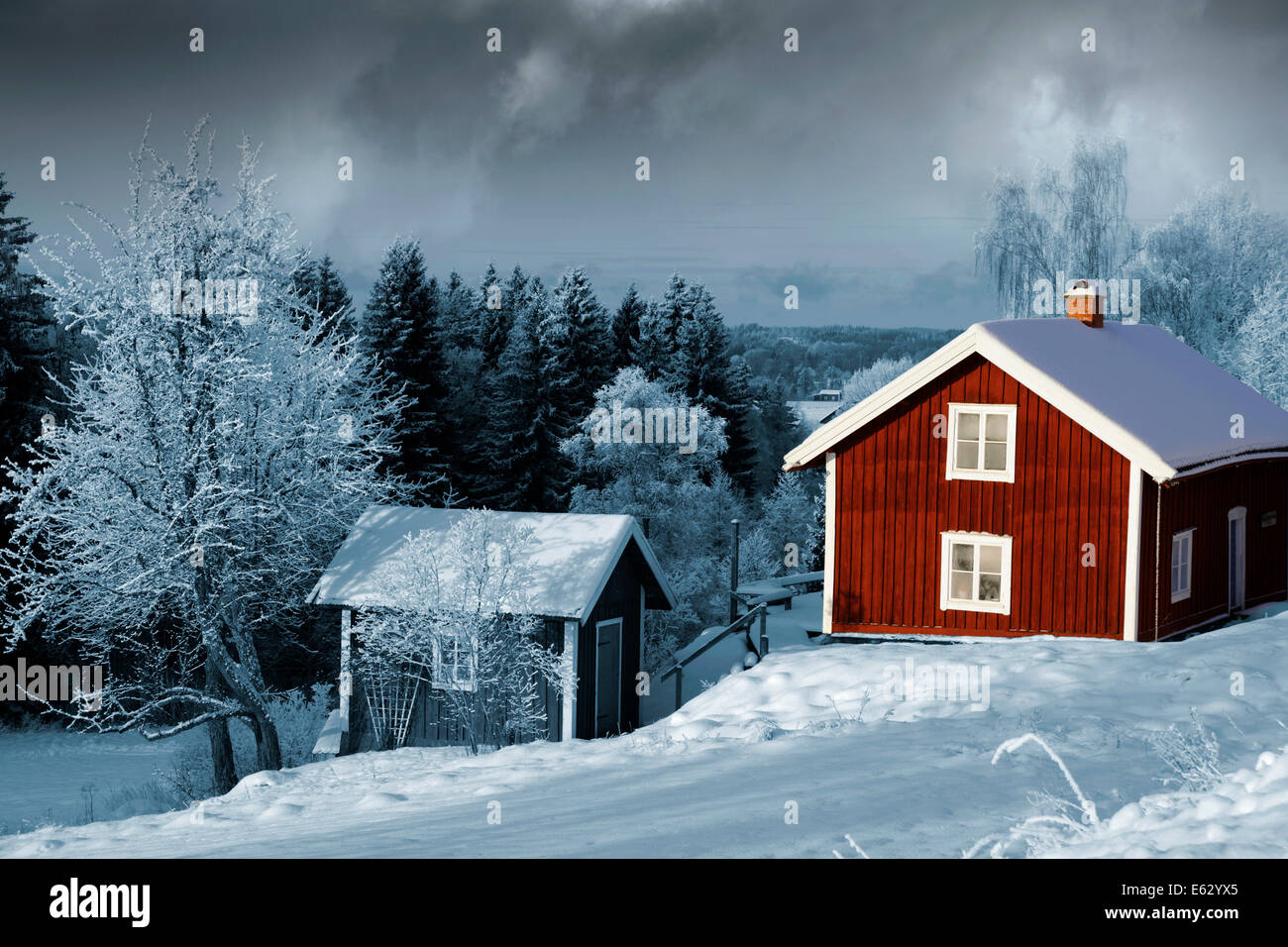 Vieilles maisons dans un paysage d'hiver enneigé Banque D'Images