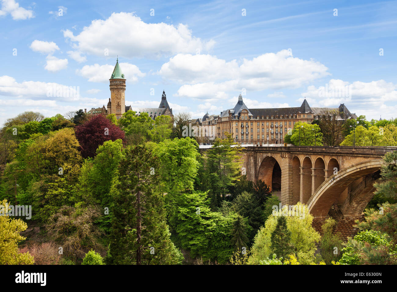 Pont Adolphe et de l'État Banque d'épargne au Luxembourg Banque D'Images