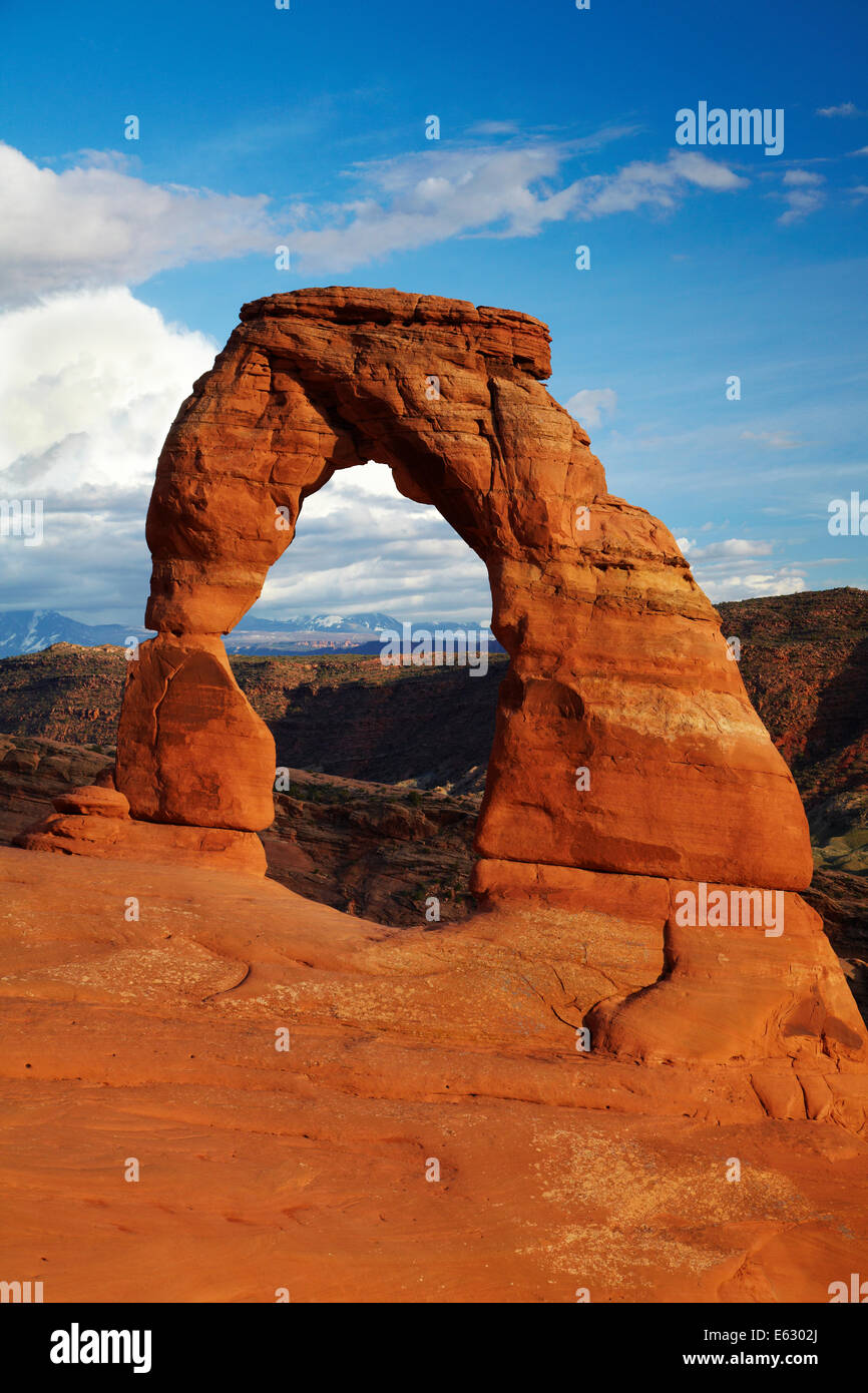 Delicate Arch (65 ft / 20 m de grand établissement emblématique de l'Utah), Arches National Park, près de Moab, Utah, USA Banque D'Images