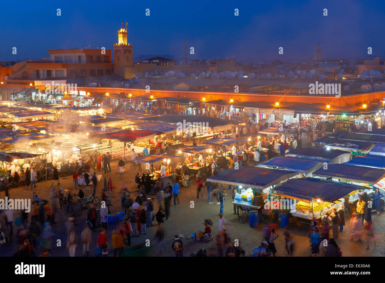 Place Djemaa El Fna, Marrakech, Site du patrimoine mondial de l'UNESCO Worlrd, Jemaa El-Fna au crépuscule, Maroc, Maghreb, Afrique du Nord Banque D'Images