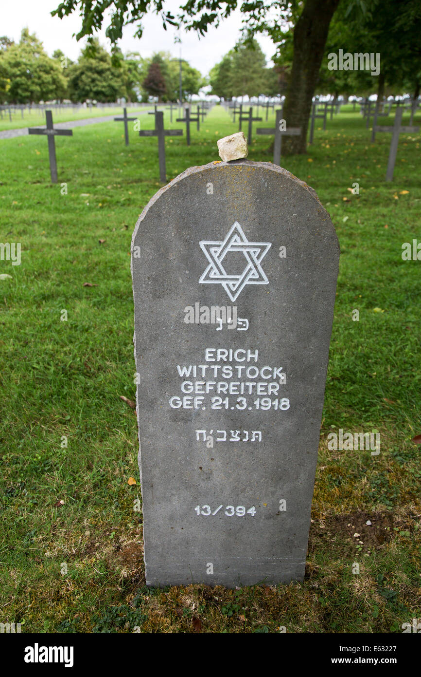 Neuville-St-Vaast, France, tombe d'un nombre de victimes juives sur le Cimetière de guerre allemand de Neuville-St-Vaast Banque D'Images