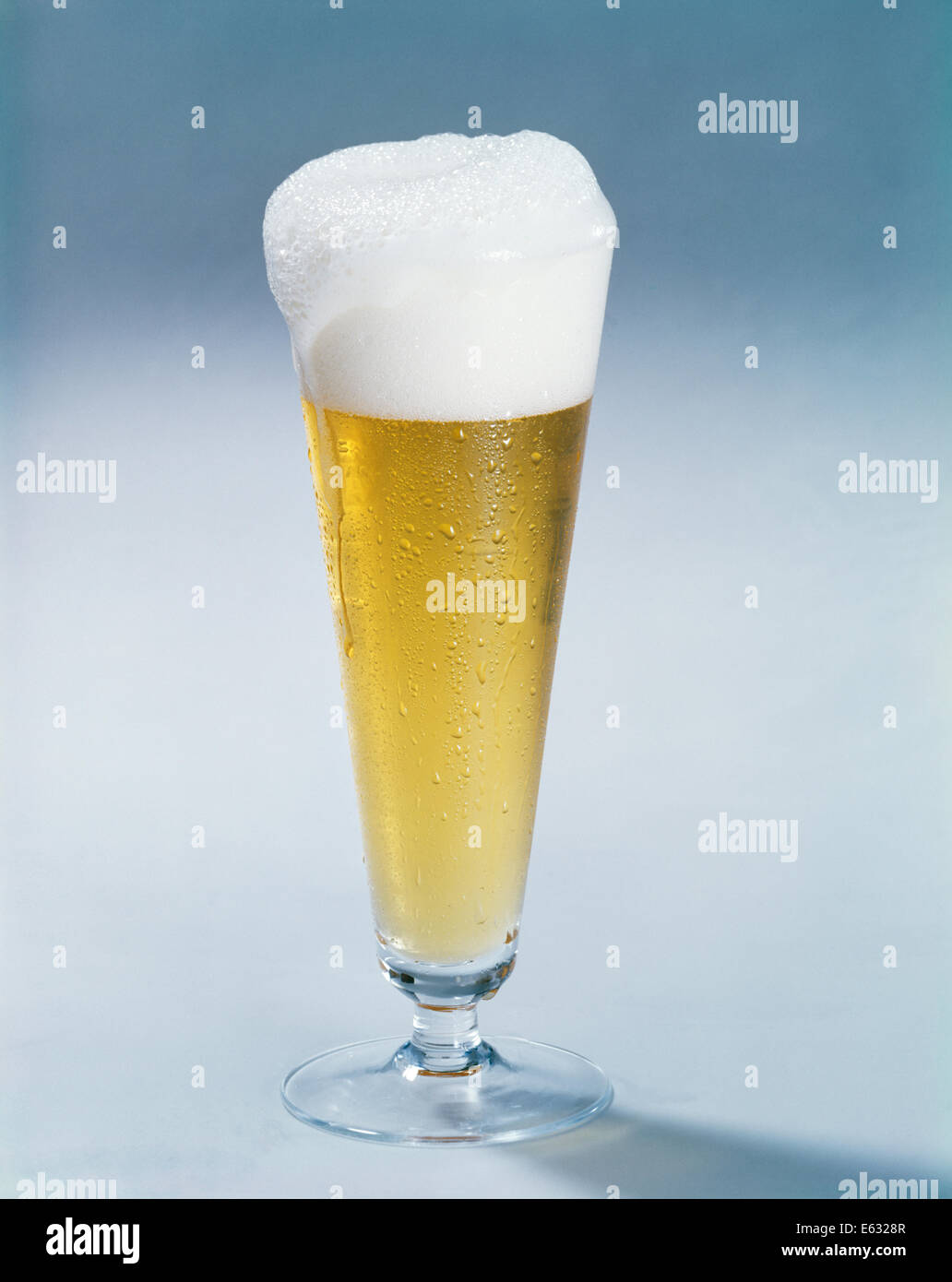 Années 1950 Années 1960 LA BIÈRE PILSNER EN VERRE AVEC TÊTE MOUSSEUSE Banque D'Images