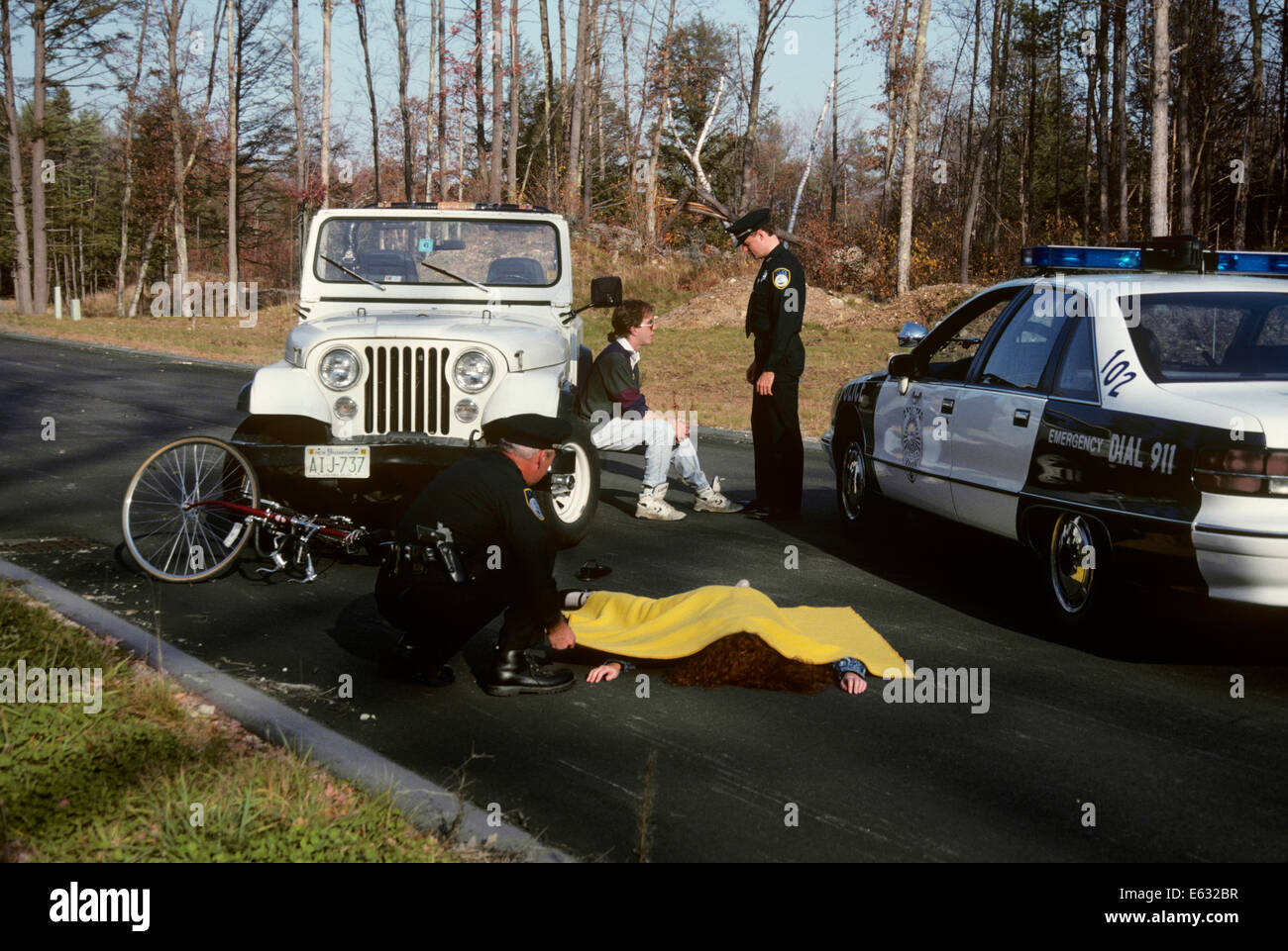 Années 1990, SCÈNE D'ACCIDENT AVEC LYCÉEN VICTIME ET D'AGENTS DE POLICE Banque D'Images