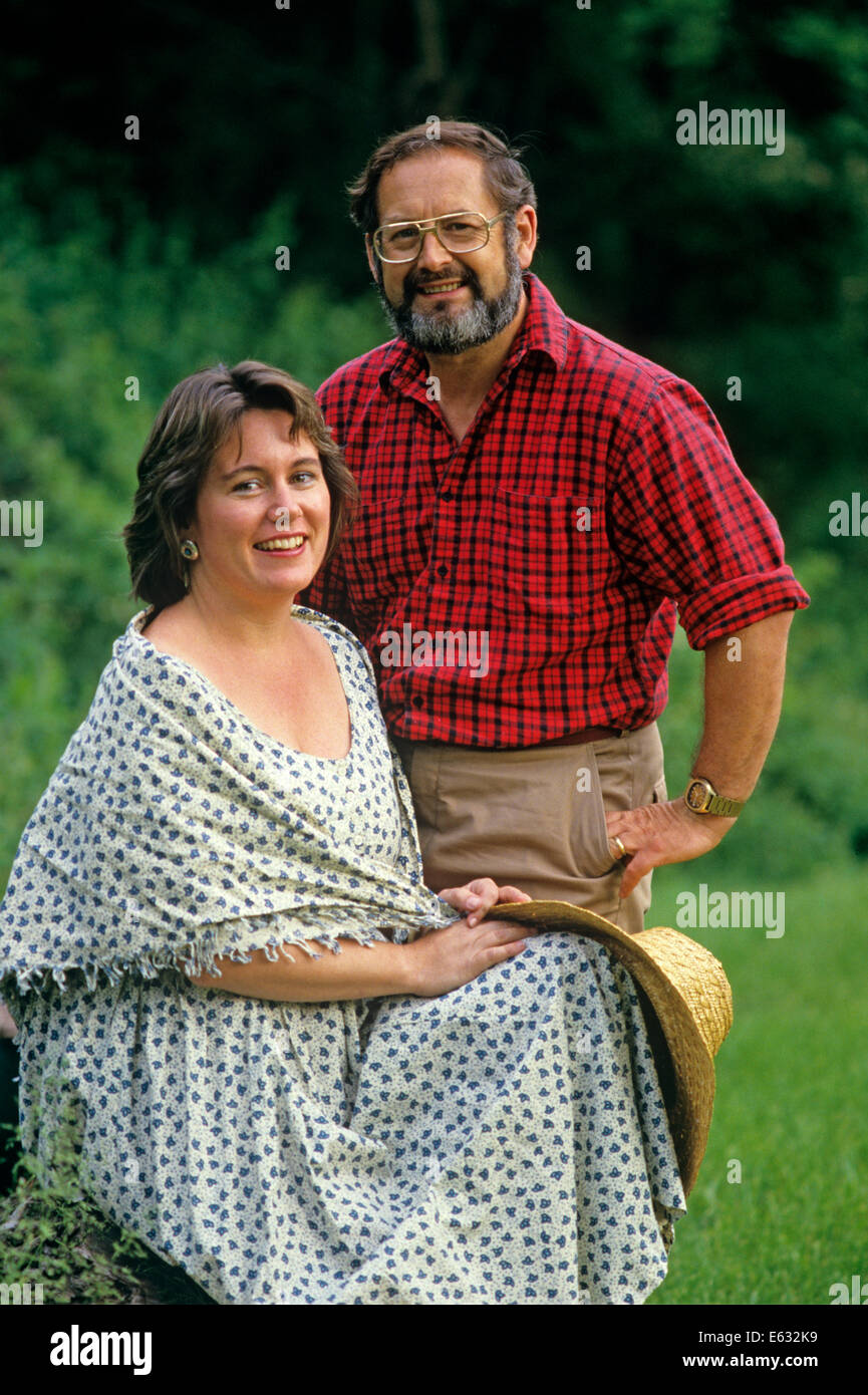 1980s 1990s PORTRAIT SMILING COUPLE LOOKING AT CAMERA Banque D'Images