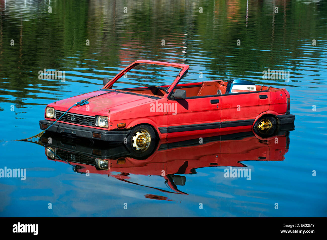 Subaru voiture transformé en bateau, flottant sur un lac, la Norvège Banque D'Images